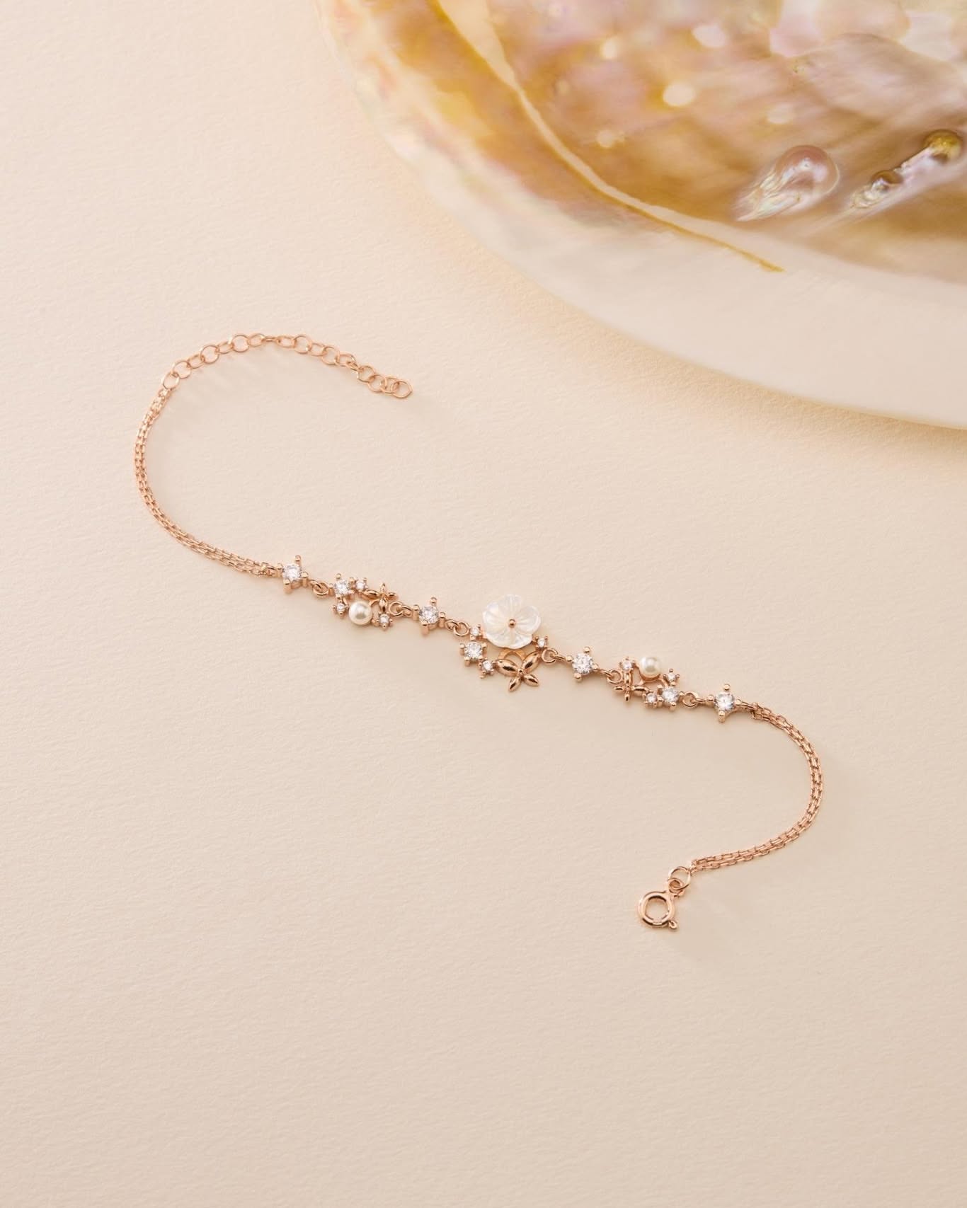 Zarif Manolya Çiçekli İnci Detaylı Bileklik
