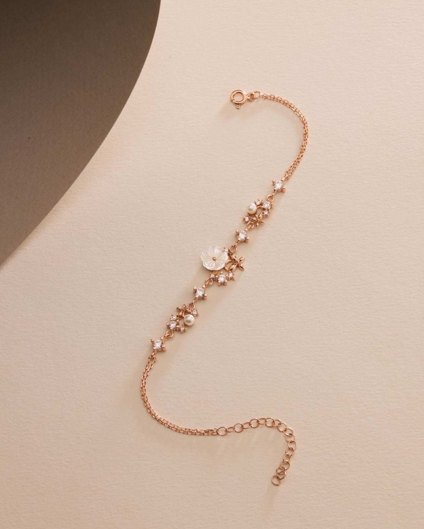 Zarif Manolya Çiçekli İnci Detaylı Bileklik