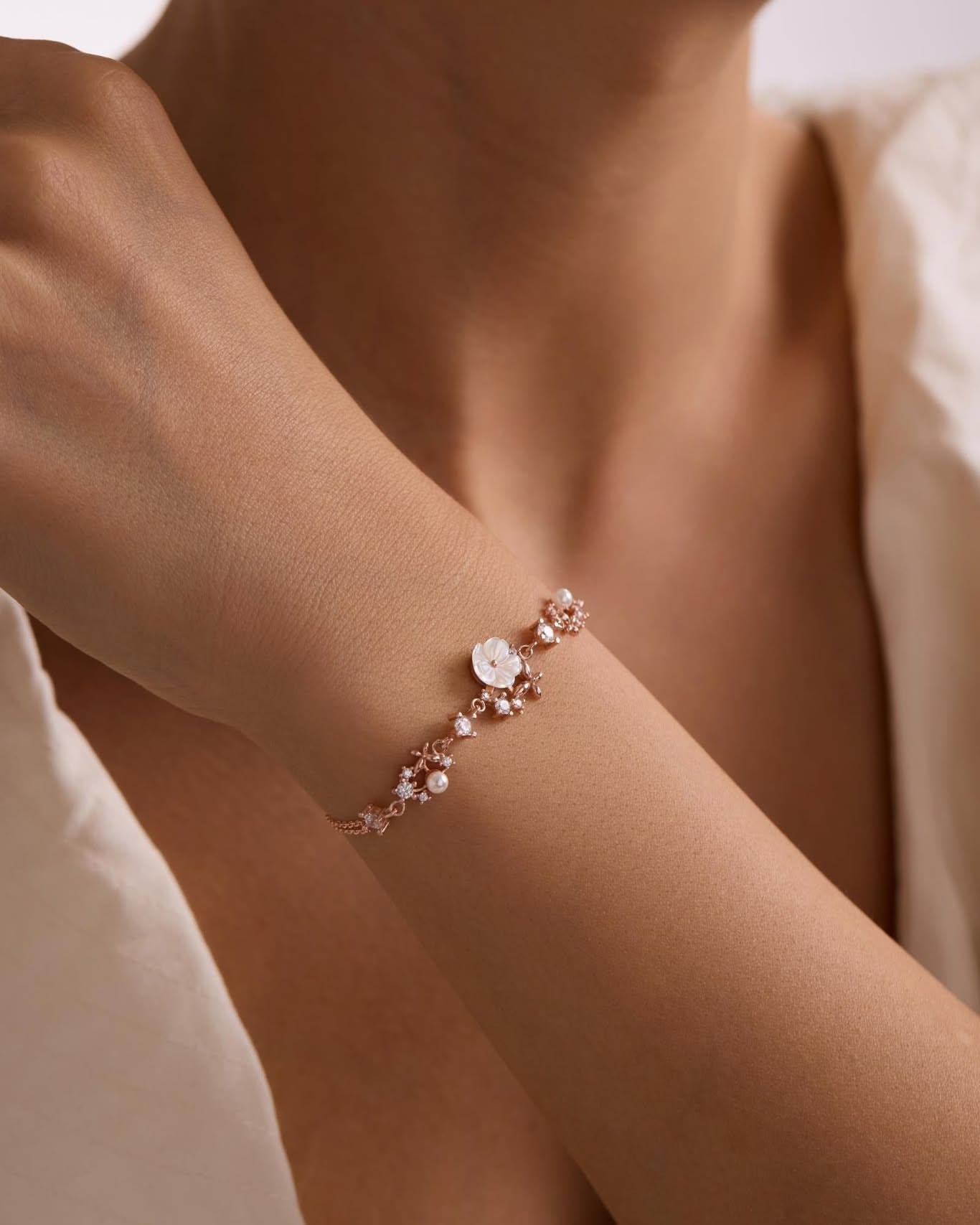 Zarif Manolya Çiçekli İnci Detaylı Bileklik