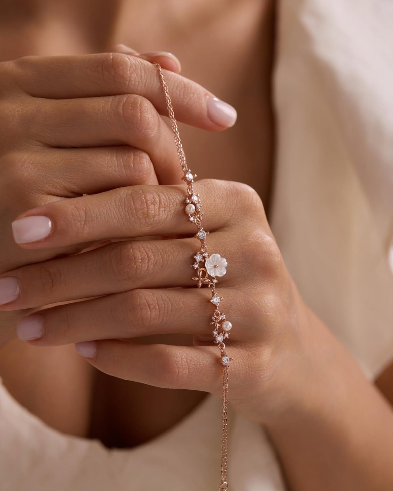 Zarif Manolya Çiçekli İnci Detaylı Bileklik